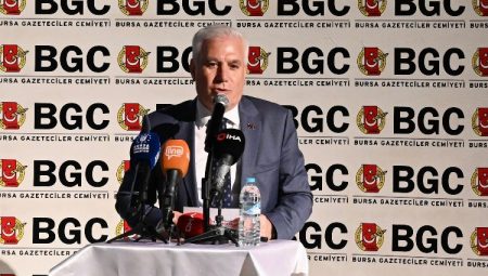 Başarılı gazeteciler ödüllerini Başkan Bozbey’in elinden aldı