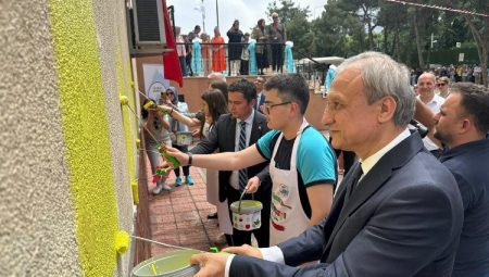 Başkan Aydın, öğrenciler ile birlikte okul boyadı