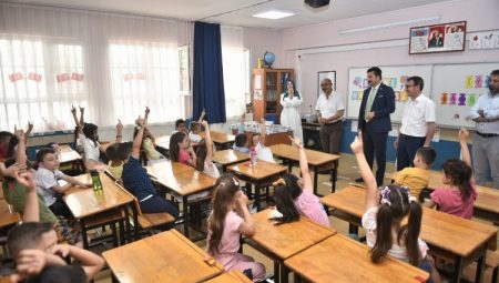 Başkan Özel miniklerin karne sevincine ortak oldu