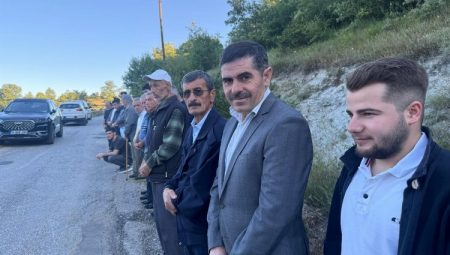 Bursa’da vatandaşlar bayram namazı sonrası mezarlıklara akın etti