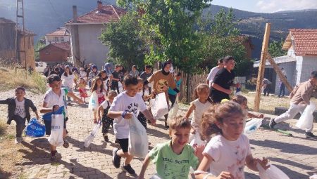Gelemiç köyünde çocuklar bayramı Adak Geleneği ile kutladı