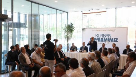 İnegöl’de vatandaşlar ve protokol bayramlaşma programında buluştu