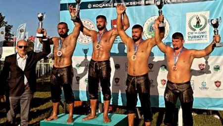 İzmit Belediyespor Güreş Takımı madalyaya doymuyor