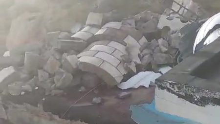 Mardin’de şiddetli fırtına  minareyi yıktı