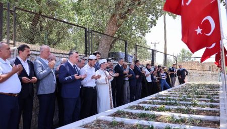 Pınarcık Şehitleri kabirleri başında anıldı