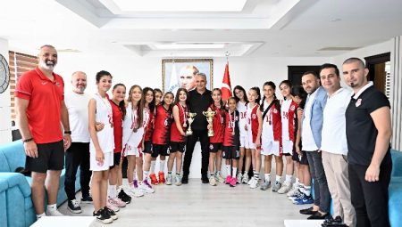 Şampiyon kızlardan Başkan Uysal’a ziyaret