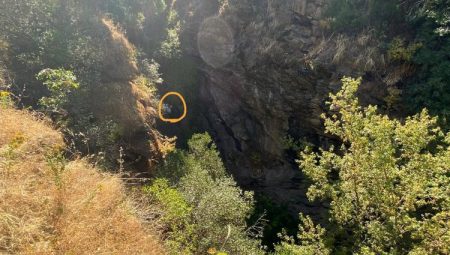 Uçurumdan düşen vatandaşı itfaiye ekipleri kurtardı