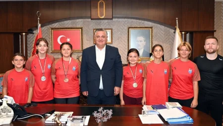 Yalovalı başarılı güreşçilerden Başkan Gürel’e ziyaret
