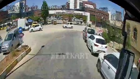 Bayılan yolcuyu hastaneye yetiştirdi