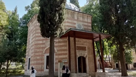 Bursa’da Şehzade Mustafa Türbesi yoğun ilgi görüyor