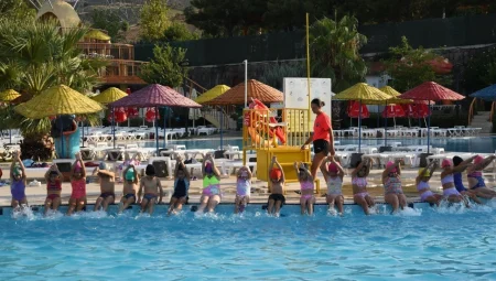 Karabağlar Belediyesi’nden çocuklara yüzme eğitimi