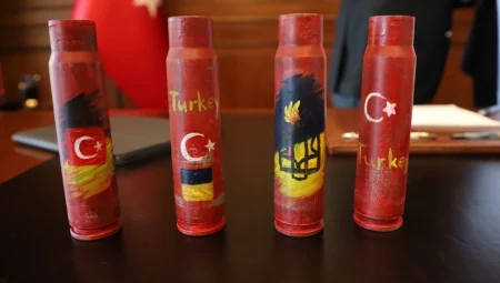 Ukraynalı çocuklar mermi kovanları ile barış mesajı verdi