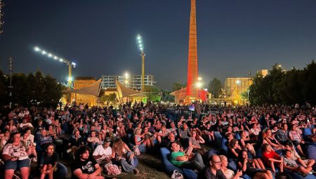 Ünlüler çimde konser verdi