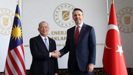 Bakan Bayraktar, Malezyalı mevkidaşı ile bir ortaya geldi