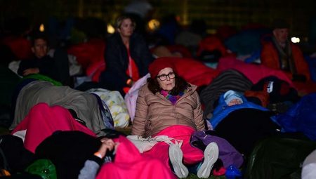 Avustralya ve Yeni Zelandalılar tarihi ayin için Anzak Koyu’nda