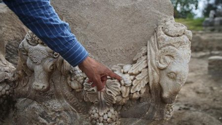 ‘Gladyatörler kenti’ Stratonikeia’da girlandlı lahit bulundu