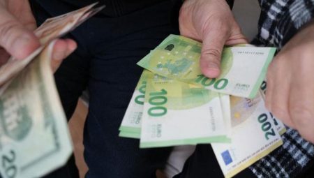Parayı görünce inanamadı! İçinden binlerce euro ve dolar çıktı