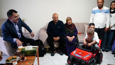 Bakan Kurum evlerine kavuşan depremzede aileye konuk oldu