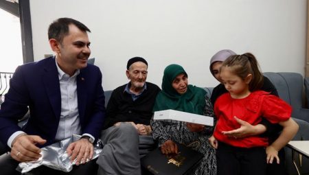 Bakan Kurum’dan depremzede aileye ziyaret: Kelamımızı tutacağız