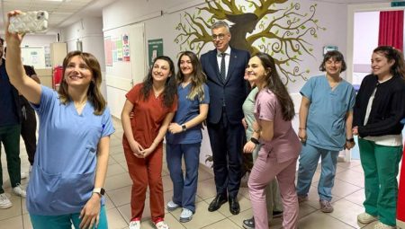 Bakan Memişoğlu görevi başındaki ebelere ziyaret