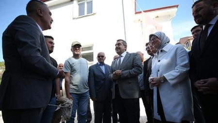 Bakan Tekin, Balıkesir’de cemevi ve MHP Vilayet Başkanlığını ziyaret etti