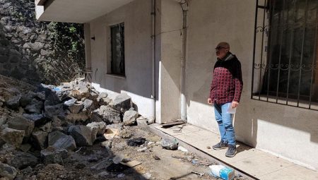 Binanın istinat duvarı çöktü! Konut sahipleri ile müteahhit mahkemelik oldu
