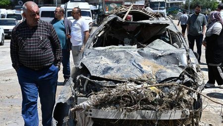 Bir kent kabusu yaşadı! Sel 8 aracı yuttu, hepsi hurdaya döndü
