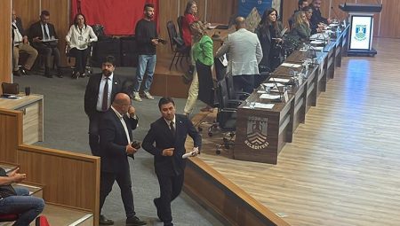 Bodrum’da olağan meclis toplantısında kendilerine kelam verilmeyen AK Partililer salonu terk etti