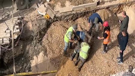 Bursa’da kaygı dolu dakikalar! Toprak altında kalan emekçi arkadaşları tarafından kurtarıldı