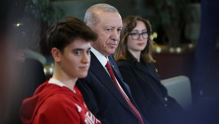 Cumhurbaşkanı Erdoğan, gençler ve ulusal atletlerle bir ortaya geldi
