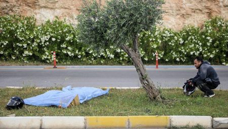 En acı kare! Ölen arkadaşının cansız vücudunun başından ayrılmadı