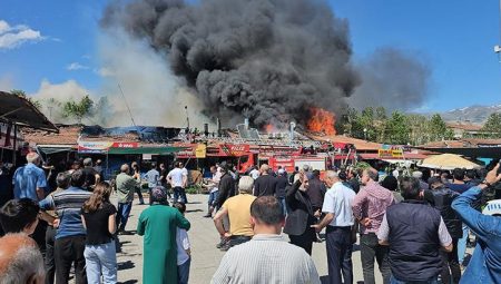 Erzincan’da sıralı dükkanların çatısında yangın