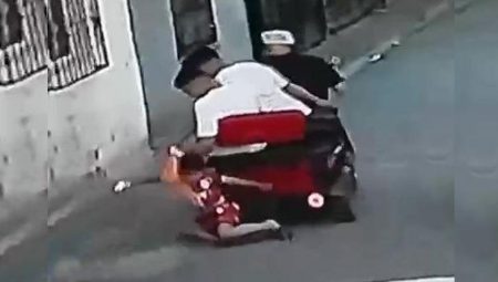 Galatasaray formalı çocuğu sürüklediler! Şoke eden savunma