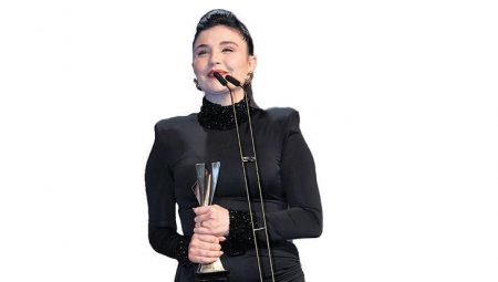 Gözyaşlarını tutamadı