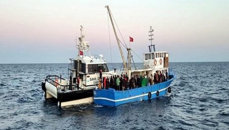 Gruplar balıkçı teknesinde gördüklerine inanamadı! Tam 92 kaçak göçmen