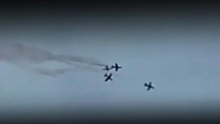 Havada dehşet anları! İtalya’da akrobasi uçakları çarpıştı