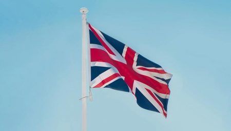 İngiltere iktisadı beklentilerin üzerinde büyüdü