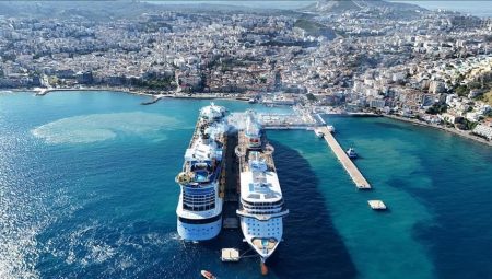 Kuşadası’na 3 kruvaziyerle 8 bin 560 turist geldi