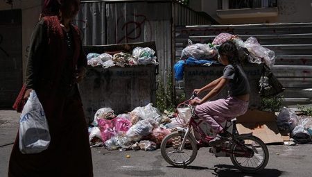 Maaşları eksik yatan belediye emekçileri iş bıraktı! İzmir’de sokaklarda çöp yığınları oluştu