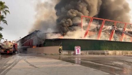 Mersin’de elektronik eşya fabrikasında yangın