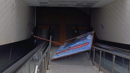 Metro istasyonunda üzerine reklam panosu düşen bayan yaralandı