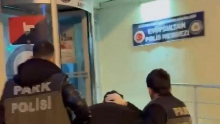 Metrobüs durağında şoke eden ticaret! Çantadan çıkanlar şaşkına çevirdi
