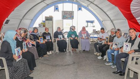 PKK kendisini feshettiğini duyurdu! Diyarbakır’da evlat nöbeti tutan aileler konuştu