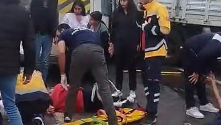 Şanılurda’da öğrenci servis minibüsü, TIR’a çarptı: 9 yaralı