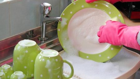 Tabaktaki, bardaktaki kokuya son! Yıkansa da bazen çıkmıyor, 2 gereç yetiyor