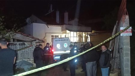 Yakınları camı kırıp içeri girdi, karı-koca meyyit bulundu