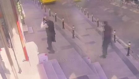 Yer: Küçükçekmece! Kötüleşip yola yığılan adamın üzerinden araç geçti