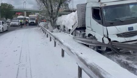 Zeytinburnu D-100’de alçı yüklü TIR bariyerlere çarptı; trafik yoğunluğu oluştu