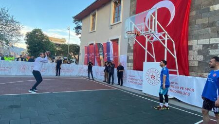 Bakan Bayraktar Erzincan’da gençlerle basketbol maçı yaptı