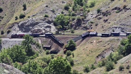 Elazığ’da tren kazası! 5 vagon raydan çıktı